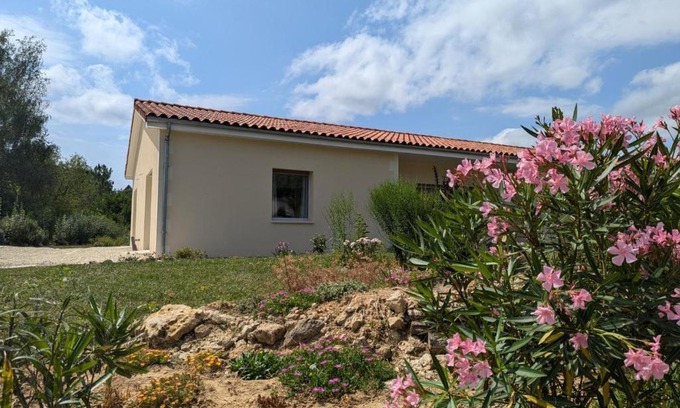 Baignes-Sainte-Radegonde Apartment | Studio moderne avec WiFi et parking à Baignes - FR-1-653-270