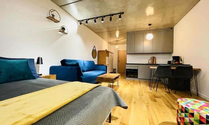 Gliwice Apartment | Studio Mango: Relaxing Patio & Child-Friendly Space
