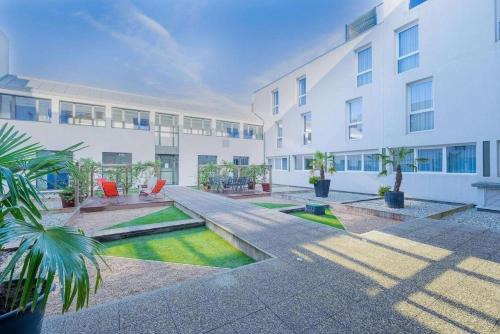 Idron Apartment | Conveniently Located Studio with Parking and Dining Options
