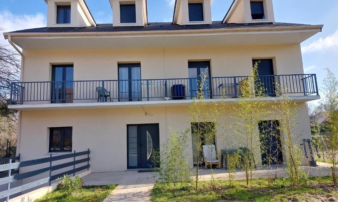 Longjumeau Apartment | Cozy Studio Near Gare T12 - Guest Rated 6.9/10