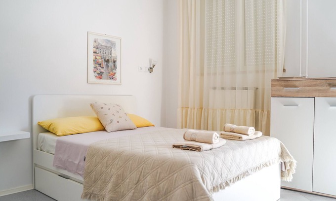 Izola Apartment | Studio Mia with free onsite parking in Izola