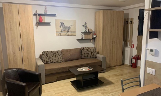 Chiajna Apartment | Relaxing Studio Militari Residence with Pool & Hot Tub