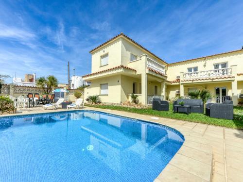 Empuriabrava Apartment | Modern Studio Muga-3 with Pool and Family-Friendly Amenities