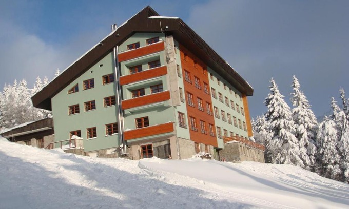 Cerny Dul Apartment | Charming Studio na horách: Pet-Friendly Retreat with Hot Tub