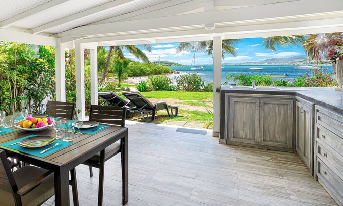 Cul de Sac Apartment | Unwind at Nature Reserve Studio with Pool & Ocean Views