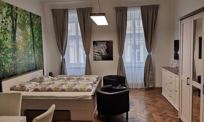 Funfhaus Apartment | Convenient Arbio I Studio Steps from Schönbrunn Gardens