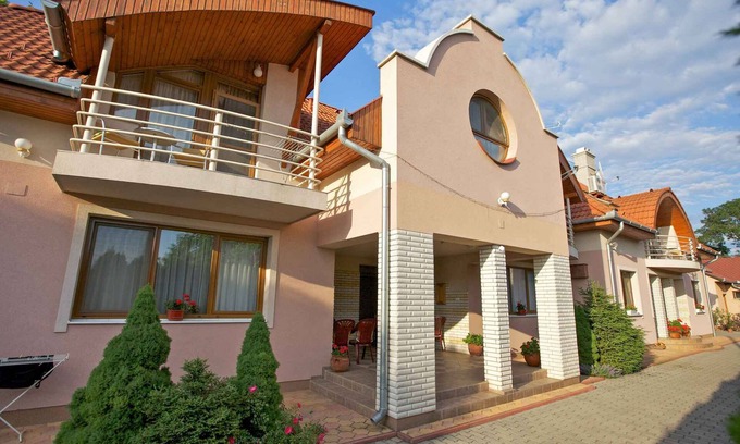 Hajduszoboszlo Apartment | Cozy Studio Steps from Thermal Baths with Family Amenities