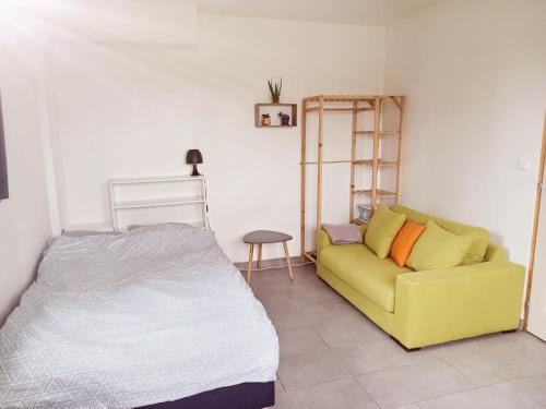 Sainte-Anne - Faubourg Noyon Apartment | Modern Studio with Shared Garden Retreat