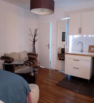 Neuilly-sur-Seine Apartment | Pet-Friendly Studio Neuilly Paris La Défense with Breakfast