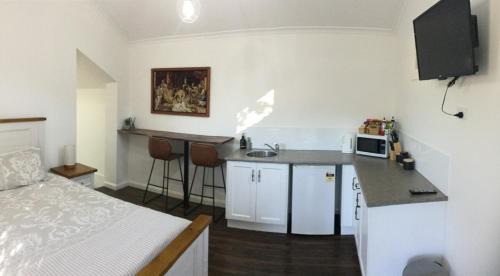 West Tamworth House | Exceptional Studio on Denne with Hot Tub & Family Amenities