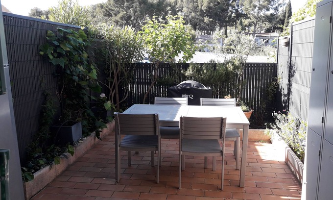 Saint-Cyr-sur-Mer Apartment | Garden Level Studio with Oceanfront Views & Pet-Friendly Perks
