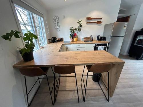 Newstead Apartment | Discover Guesthouse on Oakview with Jukebox Fun