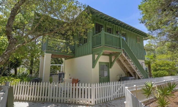 Seaside House | Beachside Studio with Pool, Kitchen & a 9.8 Guest Rating