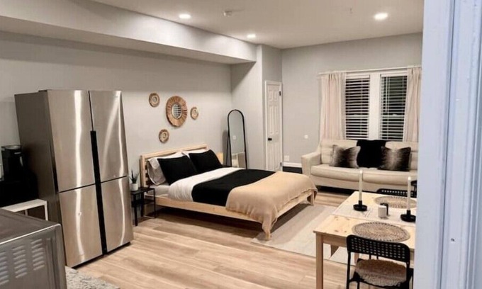 Chic's Beach Apartment | Cozy Studio On The Bay with Breakfast & Child-Friendly Space