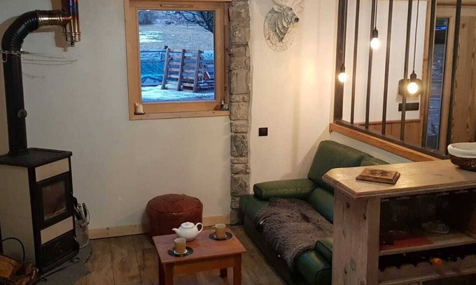 Bramans Apartment | Cozy Studio Retreat by the Forest – Perfect for Couples