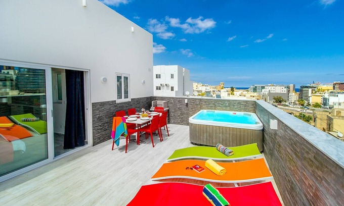 Swieqi Apartment | Elegant Studio Penthouse with Jacuzzi in St. Julian's