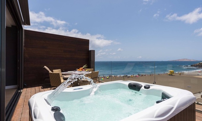 Melenara Apartment | Relaxing Studio Penthouse with Private Jacuzzi & Ocean View