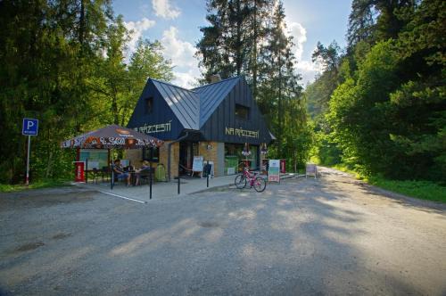 Spisske Tomasovce Apartment | Pet-Friendly Studio Pohoda with Hot Tub in Slovensky Raj