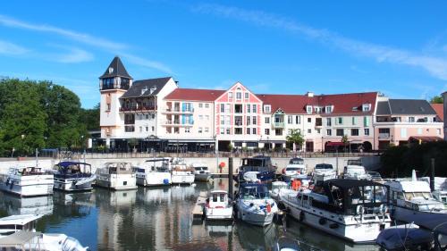 Cergy Apartment | Top-Rated Studio Port Cergy for Your Ideal Getaway