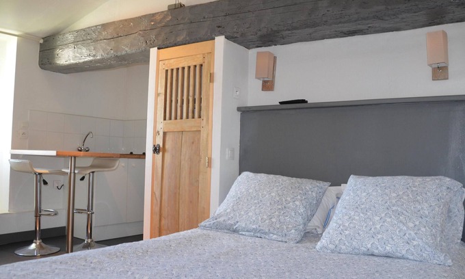 La Flotte Apartment | Pet-Friendly Studio with Ocean View and Wet Room