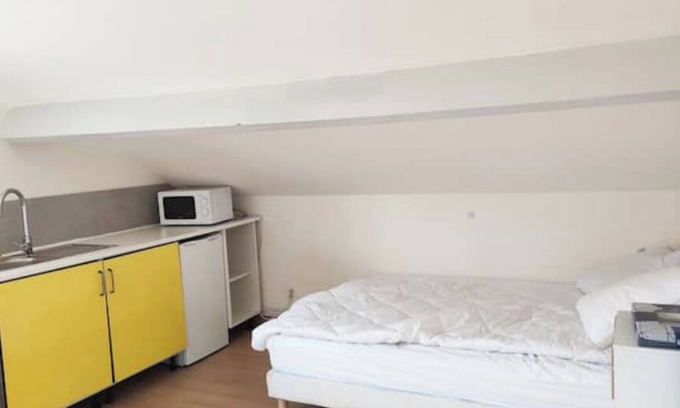 La Courneuve Apartment | Cozy Studio for Couples with Kitchen & Pet-Friendly Stay