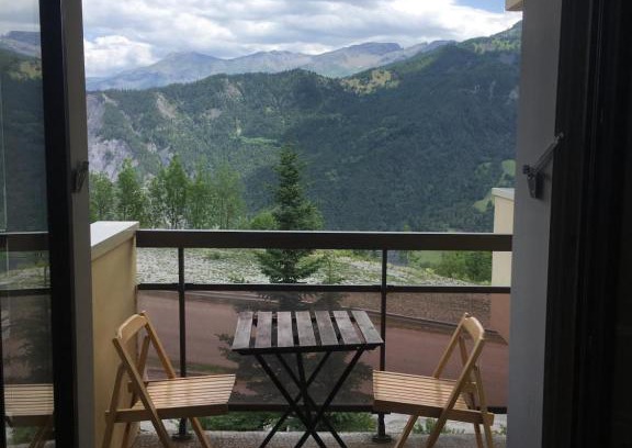 Pra Loup Apartment | Budget-Friendly Studio Praloup - Family Welcoming Stay