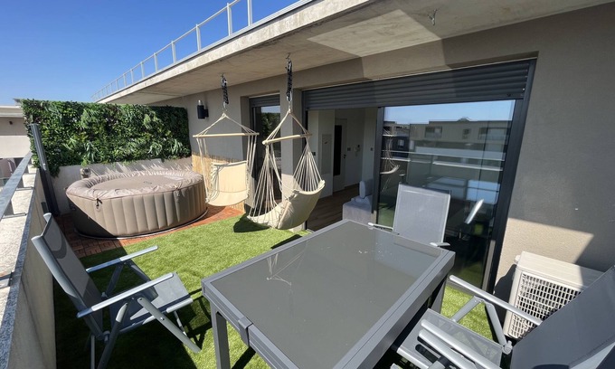 Lattes Apartment | Relaxing Studio Pres D'arenes with Jacuzzi & Family-Friendly