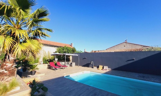 Les Pennes-Mirabeau Apartment | Cozy Studio with Pool and Ocean View - Guest Rated 8.5