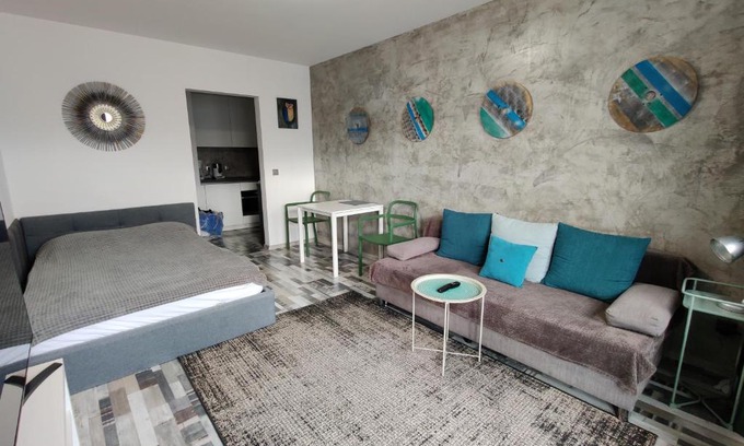Fabryczna Apartment | Ideal Studio by Fashion Outlet with Family-Friendly Amenities