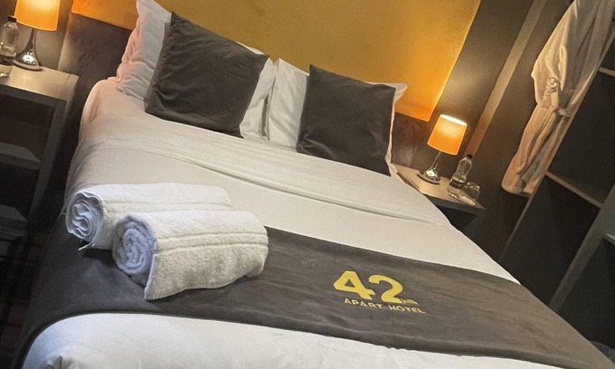Scunthorpe Apartment | Comfortable Studio Queen Ensuite - Family Friendly Escape