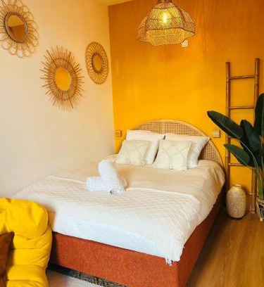 Quartier du Port Apartment | Studio rénové climatisé tout confort - Lit Queen size - emplacement idéal près des plages