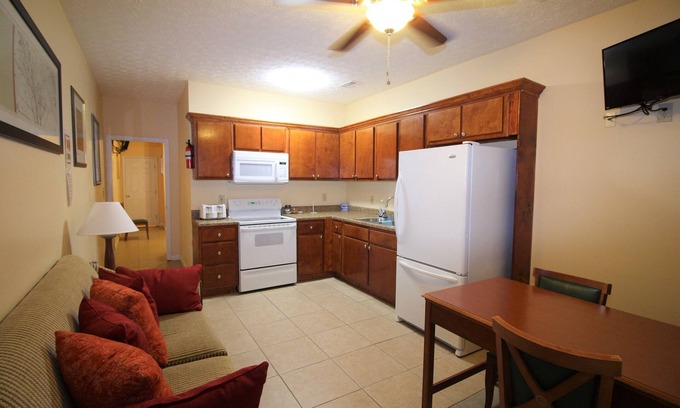 Ellenwood Apartment | Top-Rated Studio Red with Kitchen Amenities for Your Stay