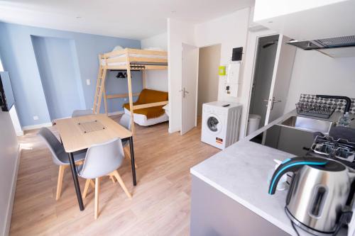 Blaye Apartment | Modern Studio with Equipped Kitchen: Ideal for Families
