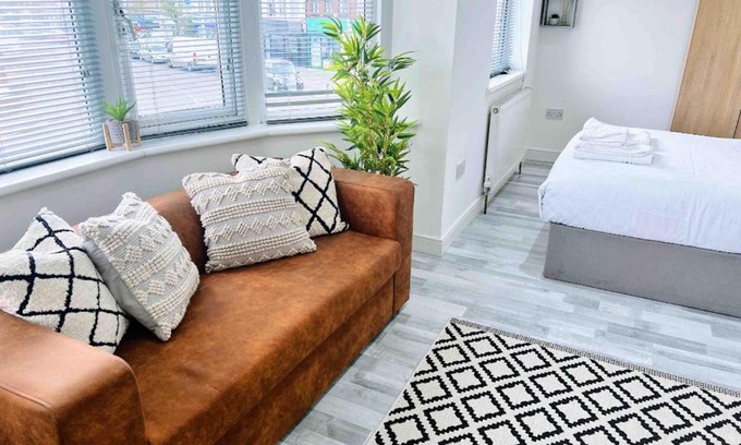 Newbury House | Comfortable Studio Rooms with Ensuite in Newbury Park