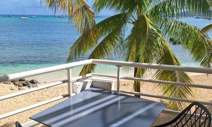 Marigot Apartment | Seaside Studio Retreat with Pool and Ocean View