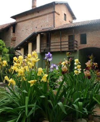 Bellinzago Novarese House | Guest Rated: 9.1 - Studio Sforzesco with Breakfast & Dining