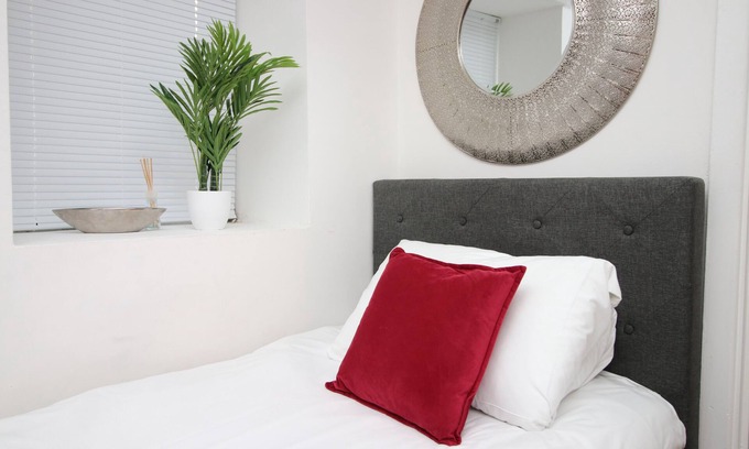 Cwmbrwla Apartment | Cozy Studio Flat with Free Parking Near City Centre