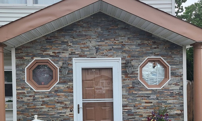 Bay Shore Apartment | Studio Sleeps 2, Brightwaters Farm