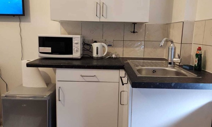 Stone Apartment | Cozy Studio in Greenhithe with Family-Friendly Amenities