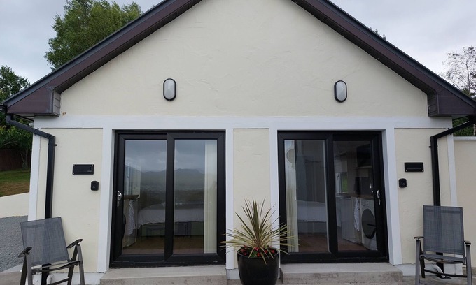 Dawros Apartment | Cozy Studio Retreat with Mountain Views Near Kenmare