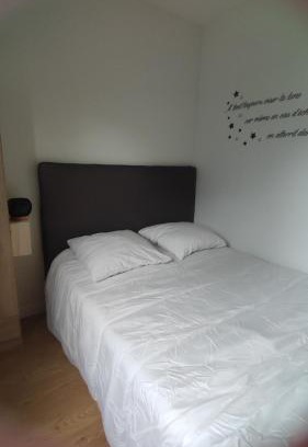 Parigne-lʼEveque Apartment | Budget-Friendly Getaway at Studio Smarty for Families