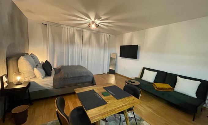 Offenbach am Main Apartment | Stylish Studio Stevie Nicks with Kitchen & PS4 – 9.7 Rated
