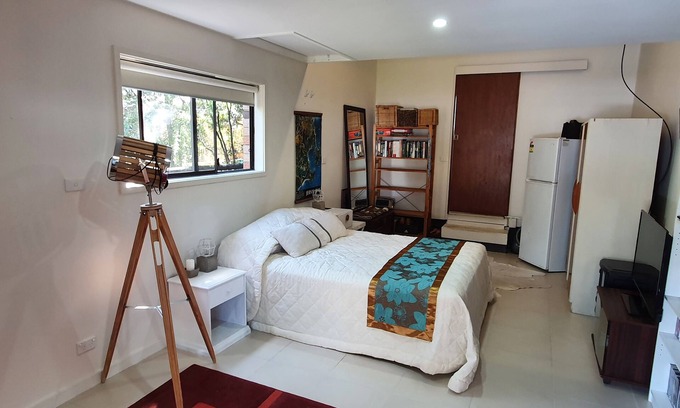 Callala Bay Apartment | Beachside Studio Retreat with Ocean View & Pet-Friendly Perks