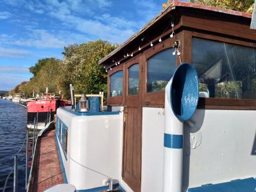 Conflans-Sainte-Honorine Apartment | Idyllic Studio on the Water - Bateau Diva, Rated 9.1/10