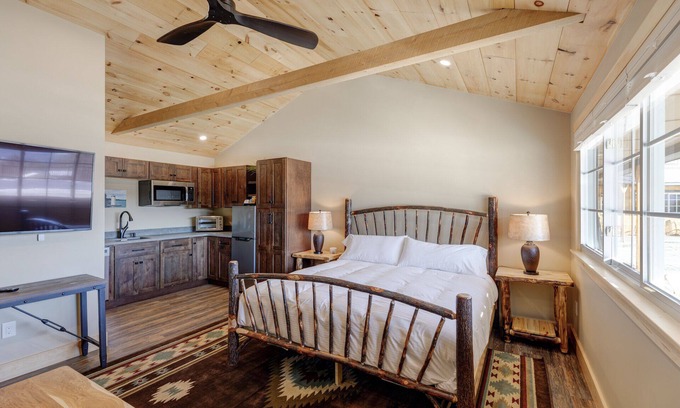 Sunapee Hotel | Prime Studio Suite #2 at The Lodge near Sunapee Attractions