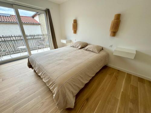 Genay House | Cozy Studio with Balcony and Kitchenette - Pet Friendly Stay