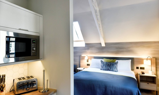 Dundee Apartment | Ideal Studio Suite in Prime Location with Free Wi-Fi