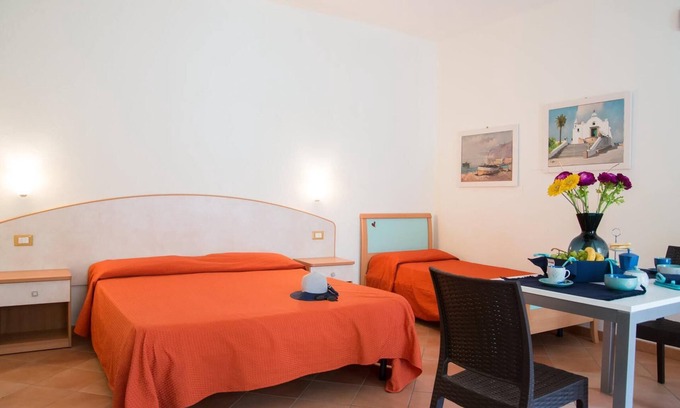 Succhivo Apartment | Oceanfront Studio with Ensuite & Breakfast by the Sea