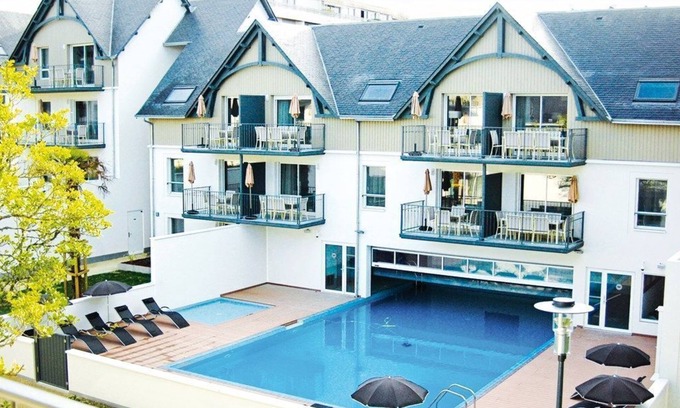 Benodet Apartment | Tranquil Studio Steps from the Beach with Pool and Spa