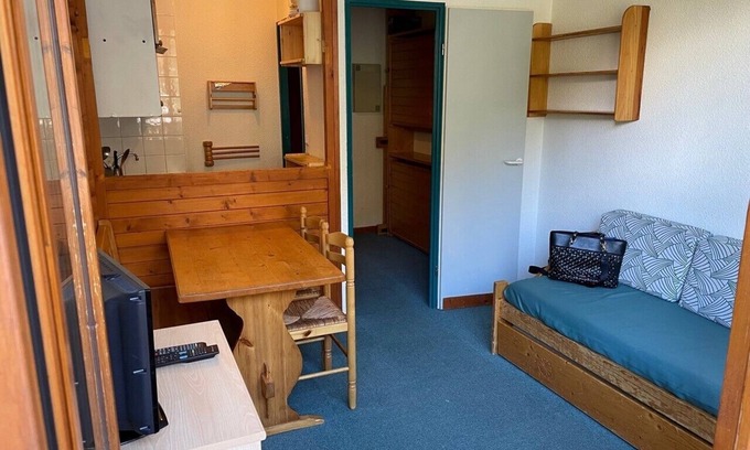 Valfrejus Apartment | Cozy Studio Terrace with Scenic Views and Hiking Access